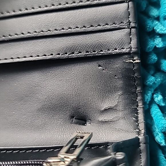 Guess Korry Clutch Wallet - Picture 5 of 7